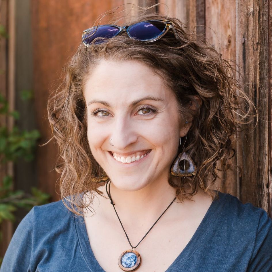 Emily Tosoni </BR> INSTAGRAM & BUSINESS GROWTH COACH </BR>